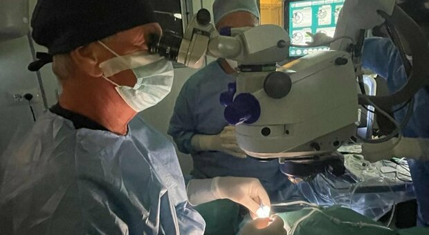 Maculopatia, luce nuova in chirurgia: primo impianto di retina artificiale al San Giovannidi Roma e negli Usa staminali ricondizionate