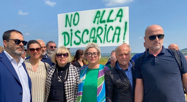 Maxi discarica, la deputata Zanella: «Il progetto di Riceci viola la Costituzione. Ci rivolgeremo anche all'Unesco». Nella foto da sinistra Carrabs, Mari, Zanella, Fabbri, Passeri e Torcoletti
