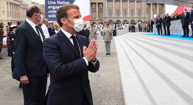 Virus, Macron: «Mascherine obbligatorie al chiuso, pronti a una eventuale seconda ondata»