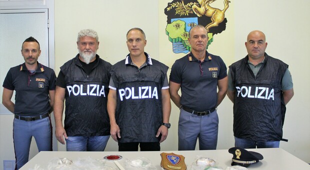 In auto con tre chili di droga e 10mila euro in contanti, la polizia stradale arresta due persone
