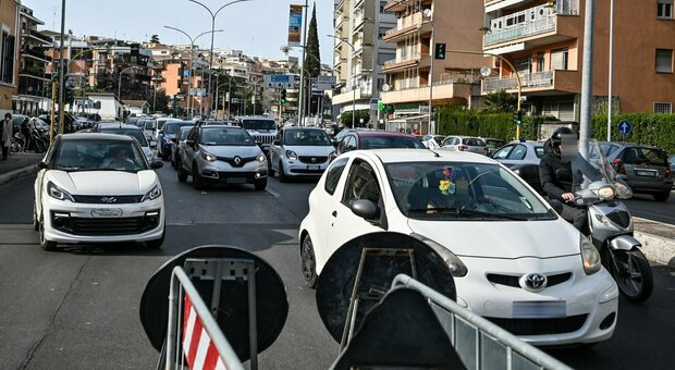 Roma, si apre una voragine a Corso Francia: traffico in tilt e bus deviati