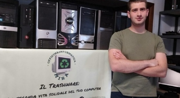 Alberto, 20 anni, studente con la passione per l'informatica ripara computer vecchi e li dona in beneficenza: «Recuperati oltre 200 pc»