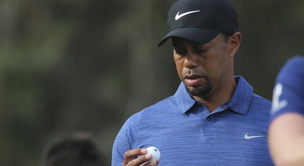 Golf, Tiger Woods si ritira dal torneo di Dubai