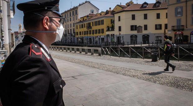 Madre e fratello morti, 51enne contagiato era solo in casa da giorni: i carabinieri gli portano da mangiare