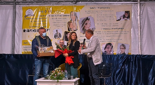 Greta Scarano premiata dal sindaco di Fabriano Gabriele Santarelli e Franco Montini direttore artistico del premio “Castello di Precicchie”