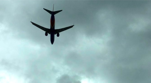 Brasile, bimbo trova le istruzioni sul web per salire in aereo senza biglietto e vola da solo