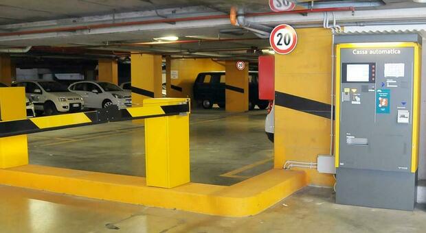 Il parcheggio di Torricella dove si rinnovano i permessi auto