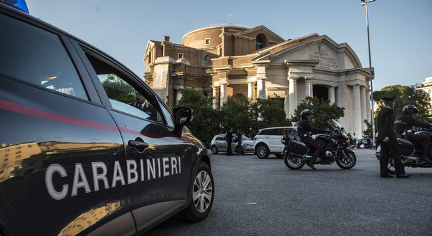 Roma, rapina in farmacia: calci e pugni ai carabinieri, poi l'arresto