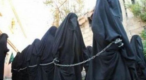 Isis, un manuale dello Stato islamico spiega ​come trattare le schiave sessuali bambine