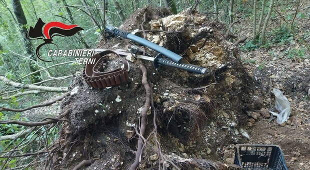 A Piediluco il fortino della droga in mezzo ai boschi, coltelli e katana per difendersi dalle altre bande di spacciatori