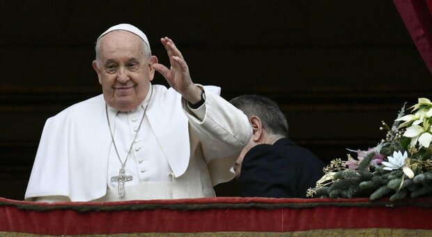Papa Francesco, il messaggio di Natale: «Basta guerre e armi, è una follia senza scuse»
