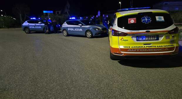 Scooterista non si ferma all'Alt, inseguimento da film a Fermo con incidente: feriti due poliziotti e il giovane