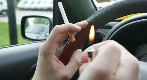 Fuma in auto col figlio accanto: maxi multa al papà