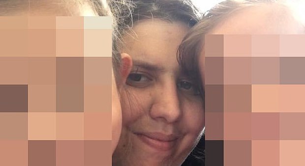 Mamma obbliga le figlie ad atti sessuali in webcam per compiacere il fidanzato, condannata