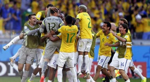 Brasile ai quarti dopo la grande paura, ​Cile eliminato ai rigori