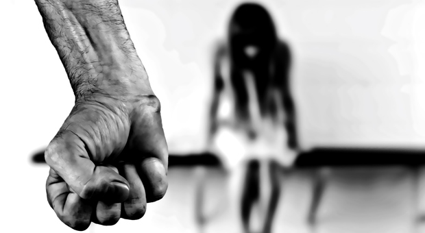 Stupra la figlia minorenne per un anno e mezzo e la mette incinta, condannato a 15 anni