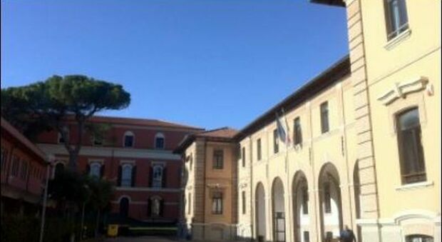 Abruzzo, supplente disabile derisa in classe: studenti sospesi ma i genitori protestano
