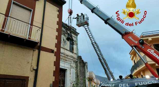 Il vento fa volare la copertura della chiesa: a rischio due campane