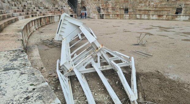 Crollo all'Arena di Verona, stella di Natale si stacca e danneggia i gradoni: monumento sotto sequestro