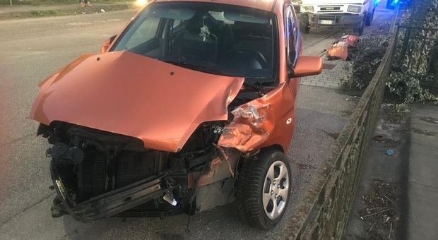 Un'auto distrutta in un incidente sull'Appia