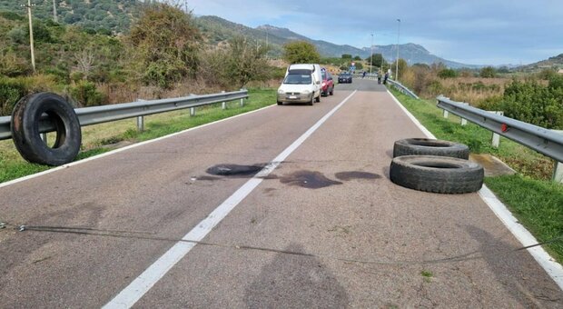 Assalto a portavalori in Ogliastra e su A4, spari e auto in fiamme in Sardegna e tir di traverso su corsie autostrada