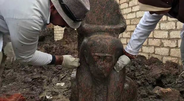 Riaffiora rara statua di Ramses II in granito rosa: era nel terreno di una casa