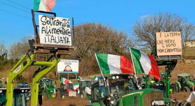 Protesta dei trattori, le Marche si mobilitano: centinaia di mezzi a Pesaro e Porto San Giorgio. Occhio alla viabilità