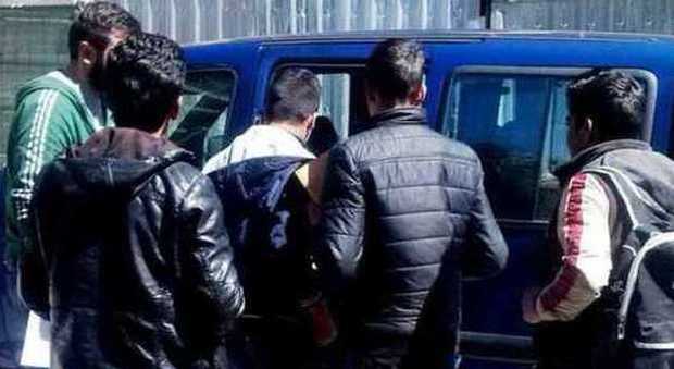 Trasportava 10 irregolari in un furgone: arrestato passeur kosovaro