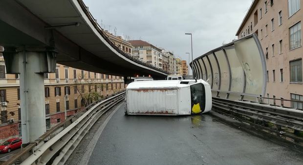 Furgone sbanda e si schianta contro guardrail, Tangenziale est chiusa: traffico in tilt