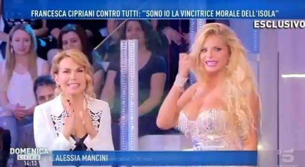 Francesca Cipriani a Domenica Live: «Hanno tolto la pensione di invalidità a mia madre perché è venuta in tv»