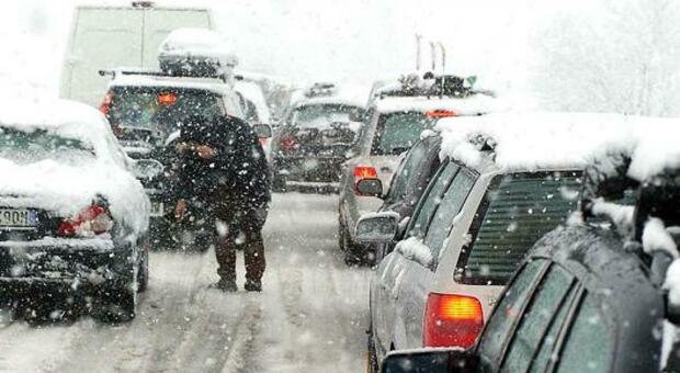 Auto bloccate nella tormenta di neve: famiglie con bambini liberate dai carabinieri