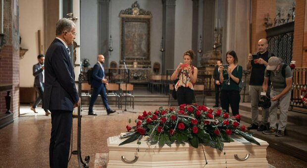 Flavia Franzoni, i funerali della moglie di Prodi a Bologna. L'ex premier arriva in chiesa con Letta