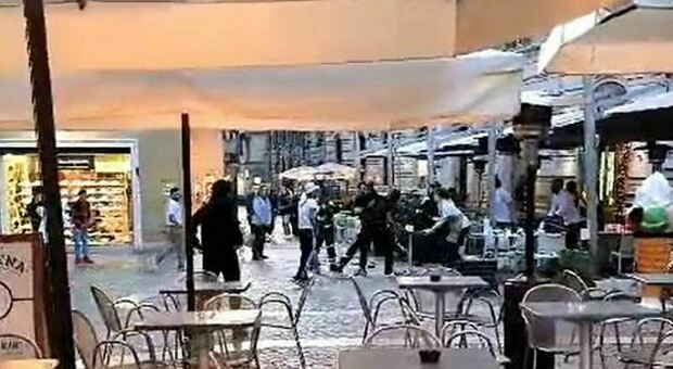 Cinghiate, pugni e tavolini lanciati. Per la rissa dei maranza in pieno centro ad Ancona arrivano 7 denunce