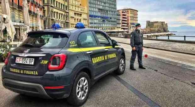 Napoli, sospesi tre militari della Guardia di Finanza: si appropriavano di fuochi d'artificio sequestrati