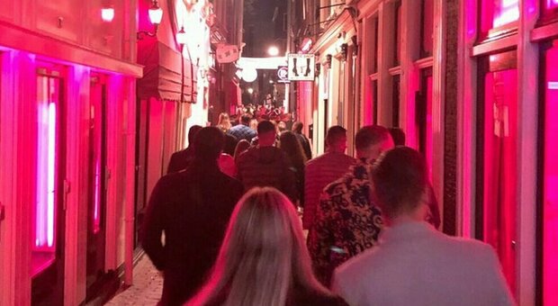 Amsterdam, il quartiere a luci rosse "sfrattato" dal centro: la decisione del sindaco che rivoluzionerà il turismo