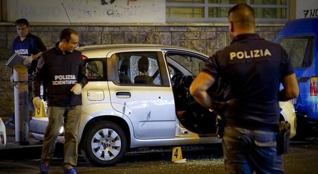 Poliziotto ferito a Napoli, l’uomo nel mirino aveva fatto arrestare i suoi estorsori