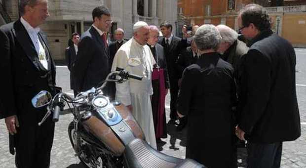 Il Papa mette all'asta l'Harley Davidson: il ricavato ai poveri