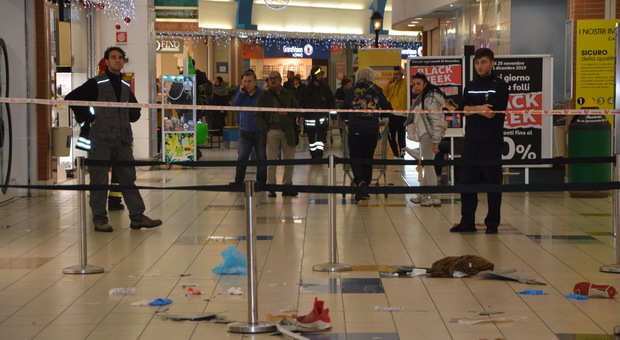 Ragazzino vola dal tetto del centro commerciale Auchan: gravissimo all'ospedale