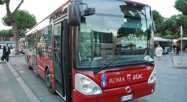 Roma, risse e minacce sui bus: quattro arresti e otto carabinieri feriti