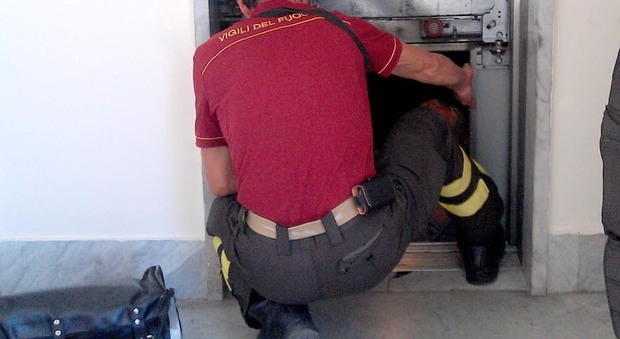 Bimbo precipita in ascensore: lo salvano i vigili del fuoco