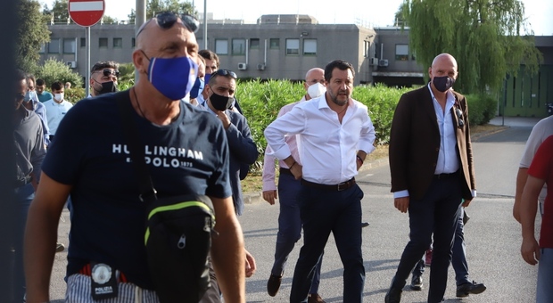 Salvini nel carcere di Santa Maria: chi sbaglia paga, ma non infangare divise
