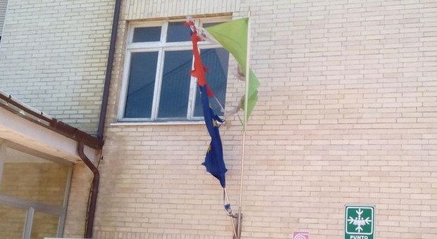 Sant'Elpidio a Mare, le bandiere ridotte a stracci all'ex ospedale
