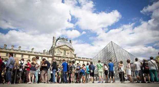 Louvre, borseggiatori guadagnano cinquemila euro al mese. Presa la banda, vigilante corrotto