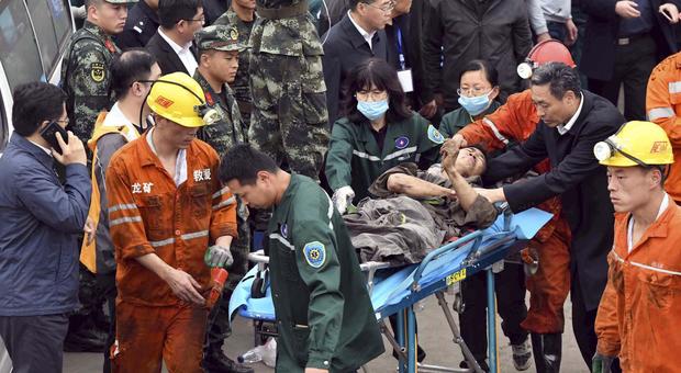 Esplosione in miniera, due morti e 19 dispersi: «Si scava per salvare le loro vite»