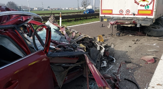 Tampona un tir sul raccordo della A4: automobilista muore sul colpo, traffico bloccato