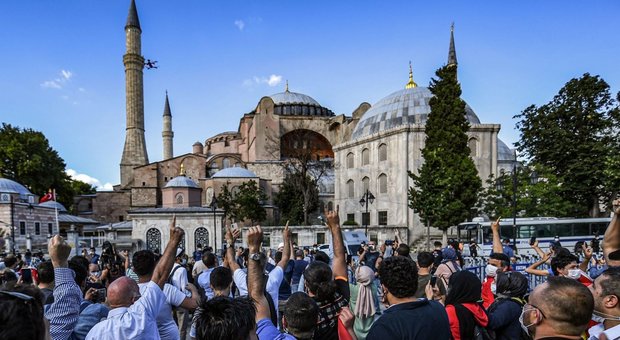 Santa Sofia, ministro degli esteri turco: «Patrimonio dell'umanità, resta aperta a tutte le fedi»