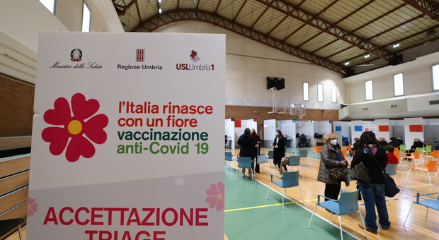 Covid, in Umbria nuova impennata di ricoveri, 4 morti in 24 ore. Quante sono le dosi di vaccino disponibili