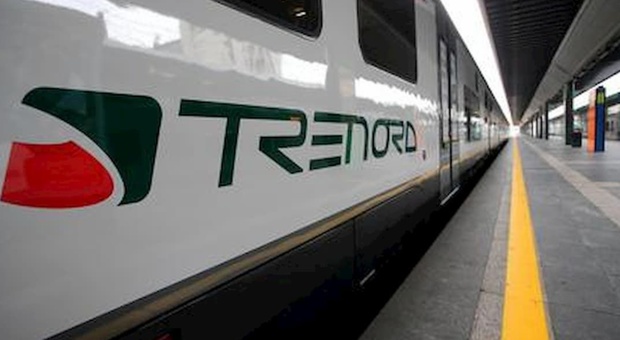 Festa clandestina sul treno Milano-Como: devastano una carrozza. Gang di giovani denunciata