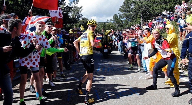 Caos al Tour, Froome contro una moto prosegue a piedi senza la bici: gli viene restituita la maglia gialla
