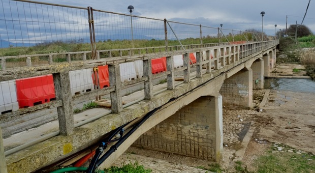 Chiuso il ponte sul fosso Mascarello a veicoli e pedoni: è pericoloso